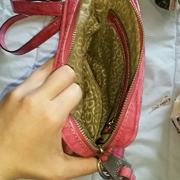 Hot pink guess purse - Picture 3 of 4